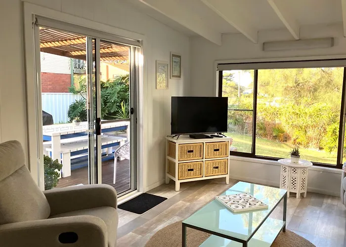 Shellharbour Beach Cottage - Stroll To Beach Flags - Back Gate Straight To Beach, Front Gate Walk To New Marina