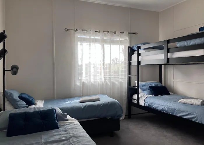 Shellharbour Beach Cottage - Stroll To Beach Flags - Back Gate Straight To Beach, Front Gate Walk To New Marina