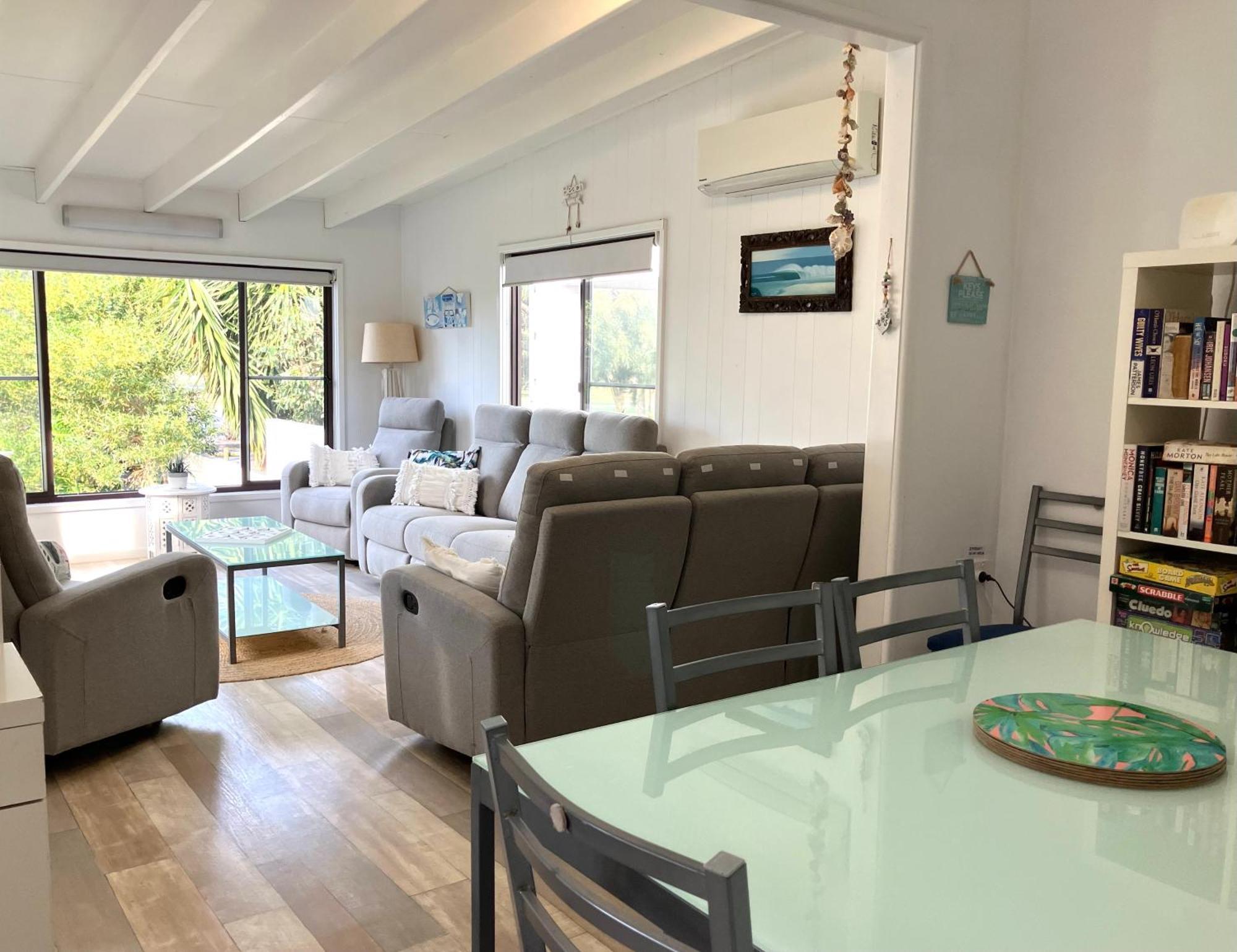 Shellharbour Beach Cottage - Stroll To Beach Flags - Back Gate Straight To Beach, Front Gate Walk To New Marina * Shellharbour