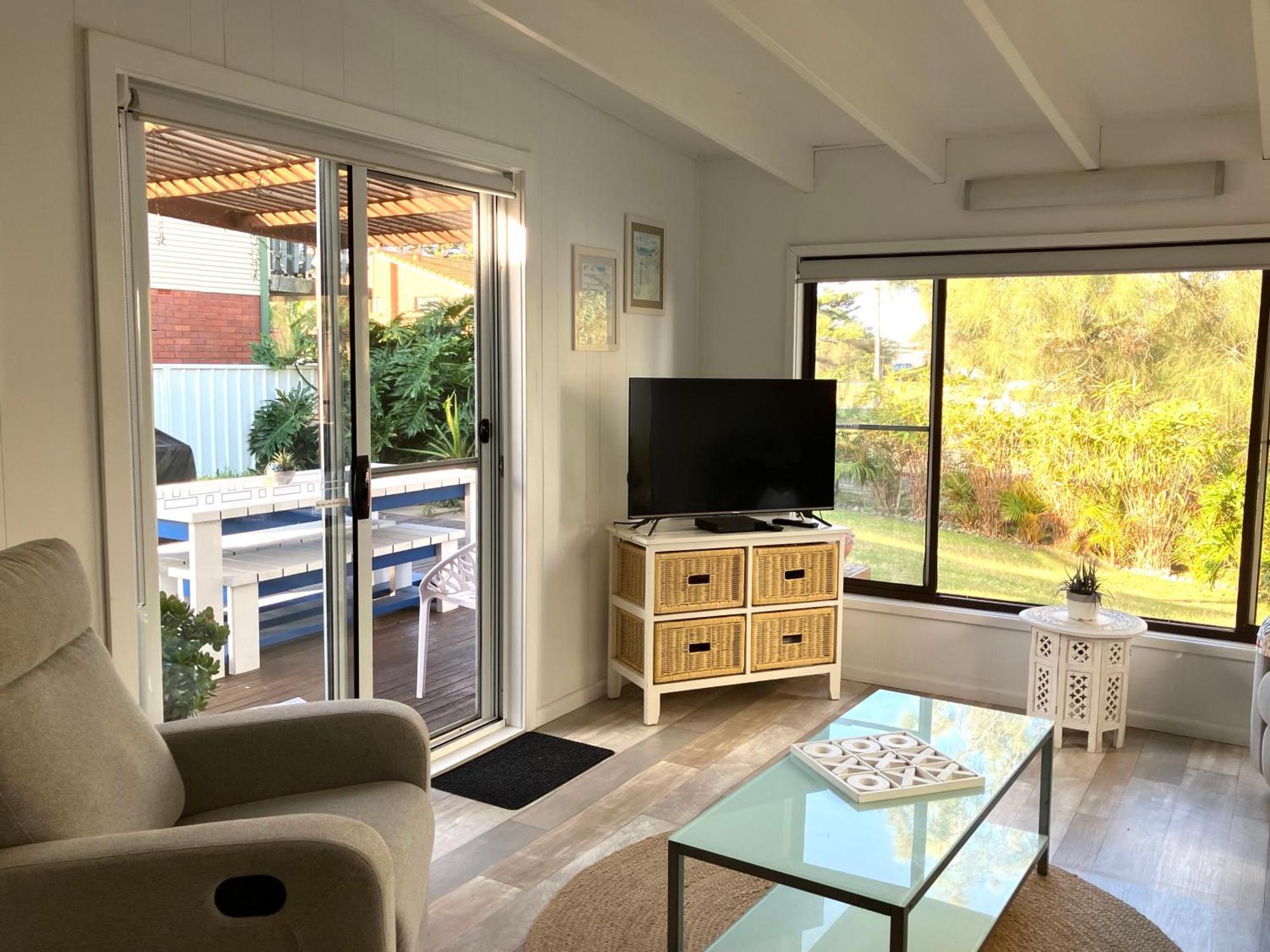 Shellharbour Beach Cottage - Stroll To Beach Flags - Back Gate Straight To Beach, Front Gate Walk To New Marina