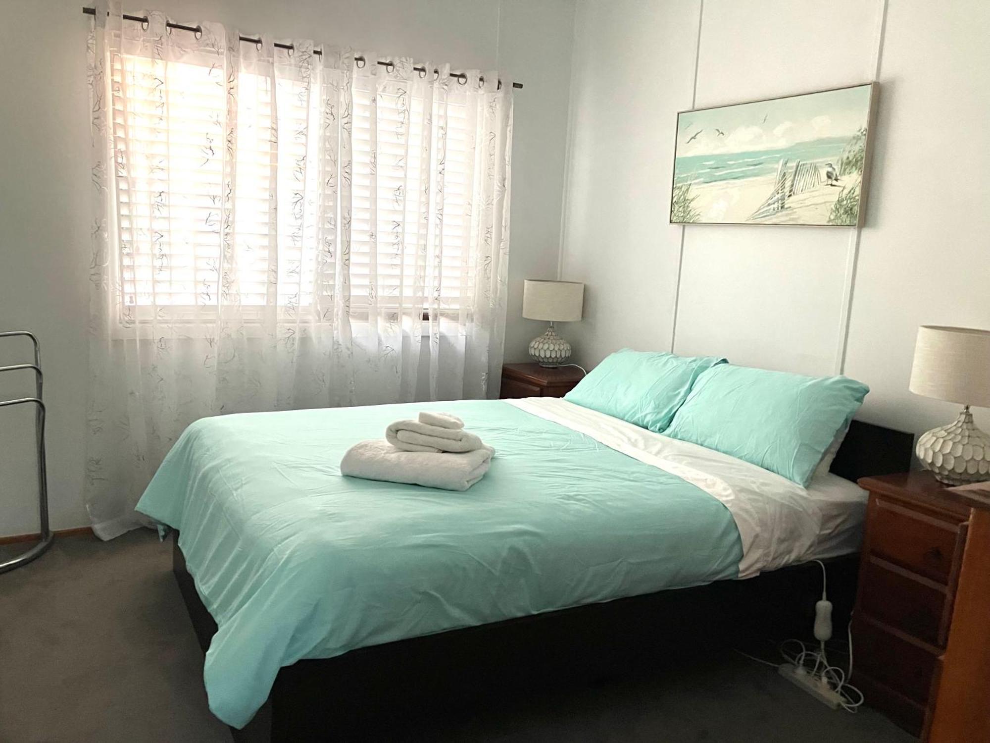 Holiday home Shellharbour Beach Cottage - Stroll To Beach Flags - Back Gate Straight To Beach, Front Gate Walk To New Marina