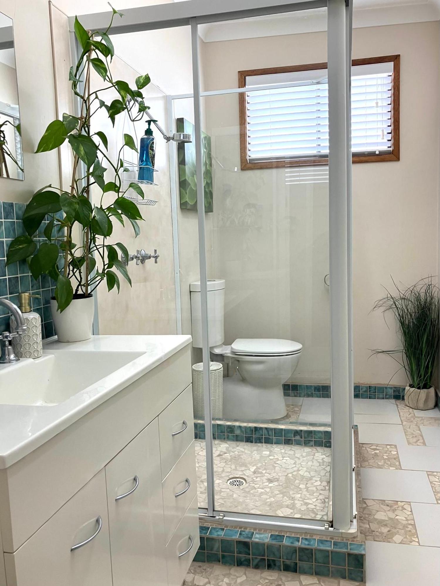 Shellharbour Beach Cottage - Stroll To Beach Flags - Back Gate Straight To Beach, Front Gate Walk To New Marina Holiday home *